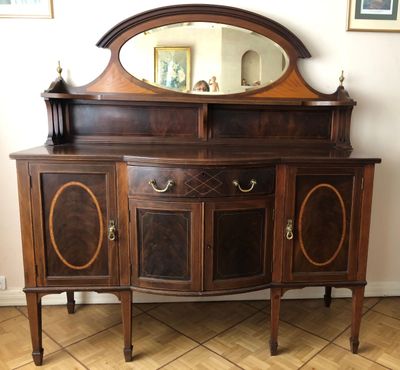 une armoire en bois surmontée d'un miroir