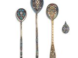 un ensemble composé de trois cuillères et d'une broche, broche, broche, broche, bro