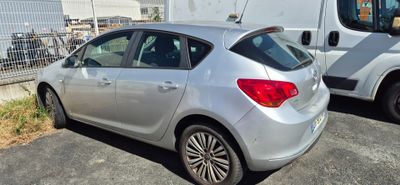 une voiture argentée garée à côté d'une camionnette blanche