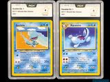 deux cartes Pokémon présentant des motifs différents sur un fond noir