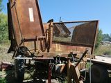 un camion-benne rouillé, abandonné dans l'herbe