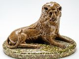 statue de lion sur un socle de marbre sur fond blanc