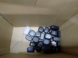 une boîte en carton contenant tout un tas de téléphones portables