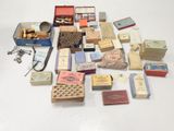 tout un tas de types d'allumettes et de boîtes différents sur la table