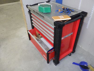 un établi sur lequel sont posés des outils dans un garage