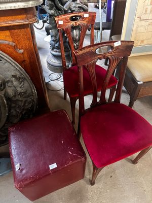 Paire de chaises en bois verni, le dossier ajouré à décor vé…