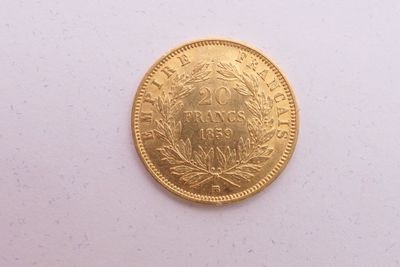 une image d'une pièce d'or sur une surface blanche