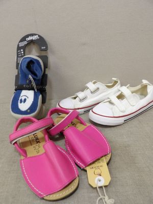 trois paires de chaussures et un lacet par terre