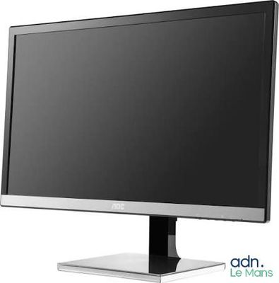 un écran d'ordinateur posé sur un bureau à côté d'un clavier