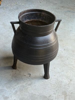 un pot posé sur un support au sol