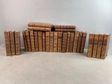une pile de vieux livres empilés les uns sur les autres