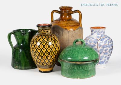 de nombreux vases de différentes couleurs posés sur une surface blanche