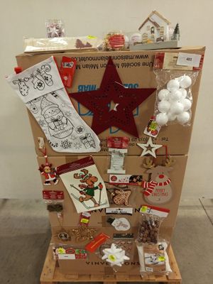 une boîte en carton sur laquelle sont représentées plein de décorations de Noël
