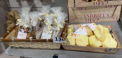 deux paniers remplis de provisions posés sur une table, avec des étiquettes de prix dessus