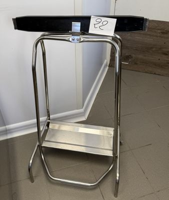 une table en verre surmontée d'une étagère en métal
