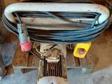 a picture of a machine that is sitting in a garage