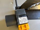 un dispositif noir et jaune attaché à un dispositif noir et jaune