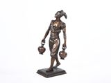 statue en bronze représentant une femme tenant deux cruches d'eau, posée sur un socle en marbre