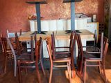 plusieurs chaises disposées autour d'une table dans une pièce