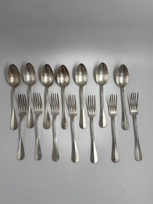 beaucoup de cuillères et de fourchettes en argent sur la table
