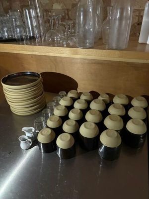 de nombreuses tasses de café posées sur le plan de travail de la cuisine