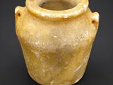 l'image d'un vase en argile sur fond noir