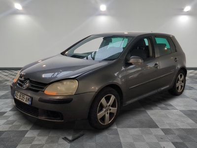 la photo d'une voiture grise garée dans un garage