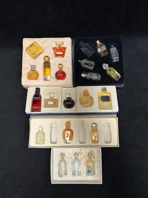 beaucoup de petits flacons de parfum sur la table