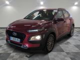 la voiture rouge est garée dans le garage sur un sol en damier