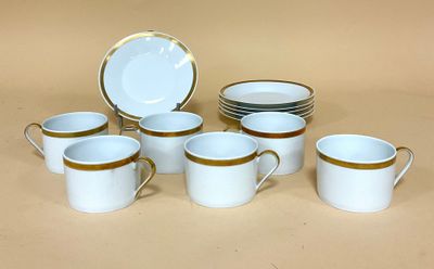 un groupe de tasses et de soucoupes posées sur une table