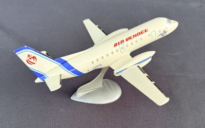 un avion jouet posé sur une table
