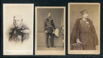 trois vieilles photos en noir et blanc représentant des hommes en uniforme militaire