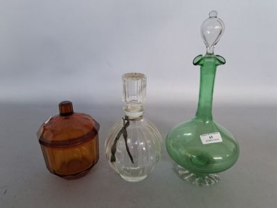 trois vases en verre posés l'un à côté de l'autre sur une table