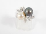 une image d'une bague en perles et diamants sur fond blanc