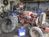 un tracteur garé dans un garage