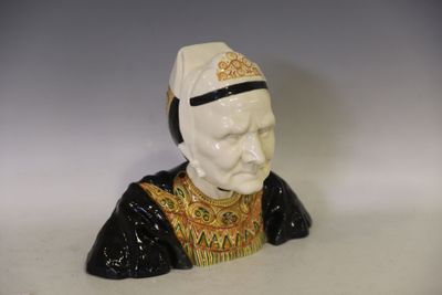 une figurine représentant un homme coiffé d'un chapeau