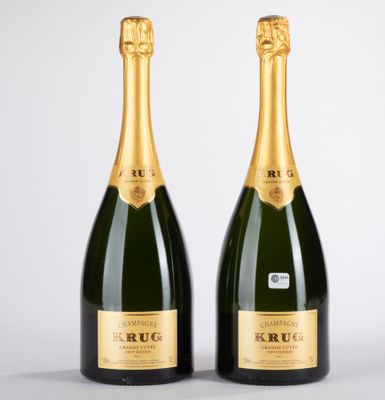 deux bouteilles de champagne posées l'une à côté de l'autre sur une table