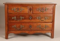 Commode rectangulaire, en bois noyer mouluré ouvrant par qua… (photo 2)
