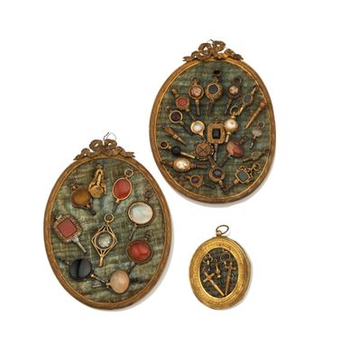 trois bijoux posés sur une surface blanche, sur fond blanc
