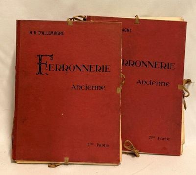 deux livres rouges posés l'un à côté de l'autre sur une table blanche