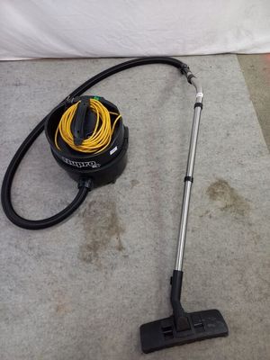 a vacuum that is sitting on the floor next to a hose