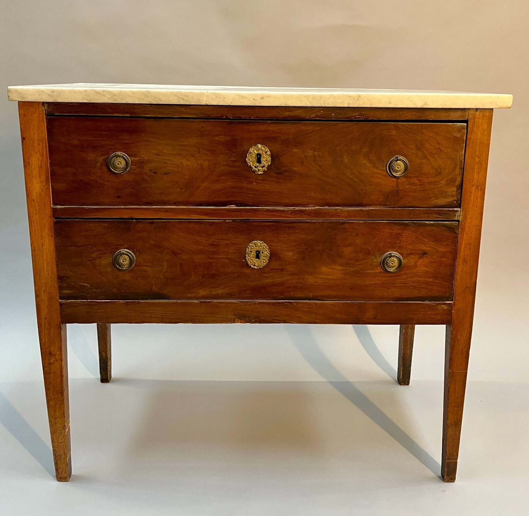 COMMODE SAUTEUSE en acajou ouvrant par deux tiroirs, dessus …