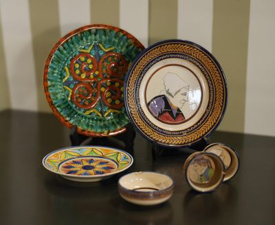 HB QUIMPER Lot comprenant trois assiettes et trois coupelles…