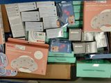 Des cartons de produits pour bébés sont empilés sur une étagère dans un magasin