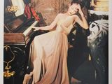l'image d'une femme en robe longue, assise au piano