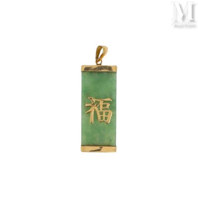 une image représentant un pendentif en jade vert sur lequel figurent des caractères chinois