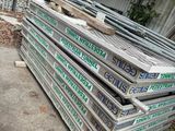 une pile de barres d'acier empilées les unes sur les autres