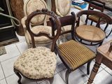 de nombreuses chaises et tabourets posés à même le sol