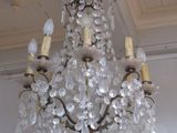 un lustre suspendu au plafond d'une pièce