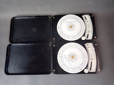 quatre plateaux sur lesquels sont disposés différents types d'appareils électroniques